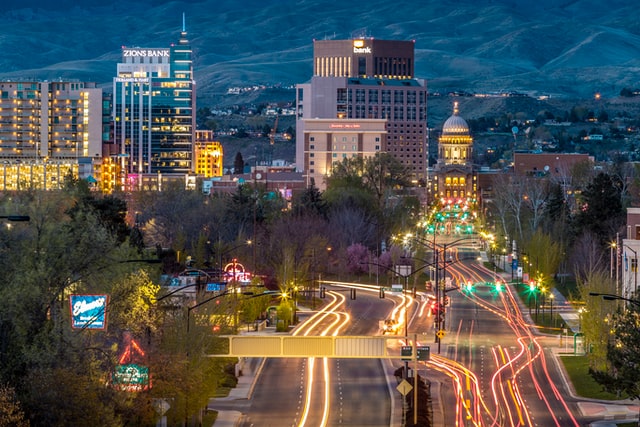 The Idaho capitol building in Boise at night.